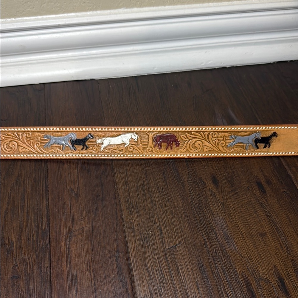 Brown Men’s Leather Tooled Belt with Animal Horse Design Sz 40 - Picture 3 of 8